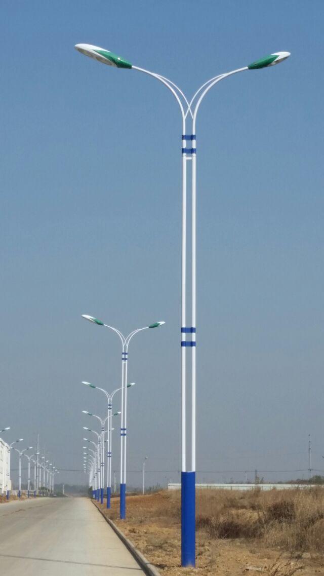 云南曲靖180組7米太陽(yáng)能路燈和80組10米路燈